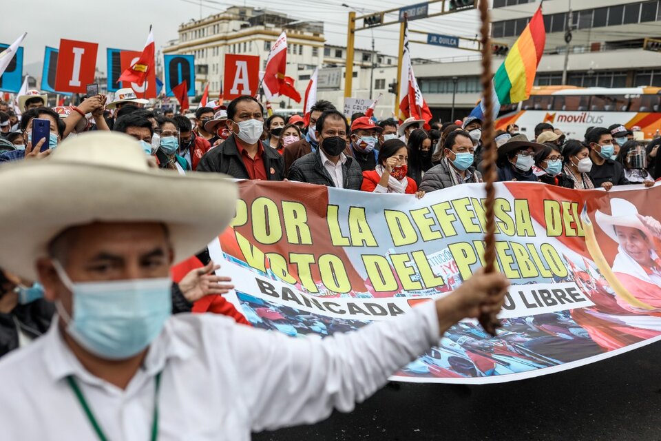 “Democracia sí, golpe no”, gritaron los seguidores de Pedro Castillo 