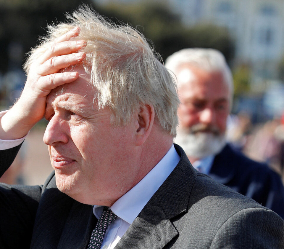 Coronavirus: a horas del levantamiento de restricciones, Boris Johnson deberá aislarse