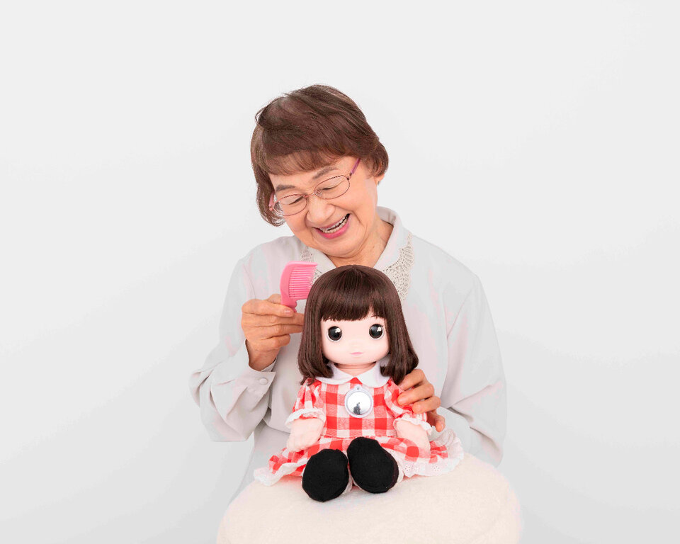 Desarrollaron una muñeca con IA para dar compañía a la tercera edad