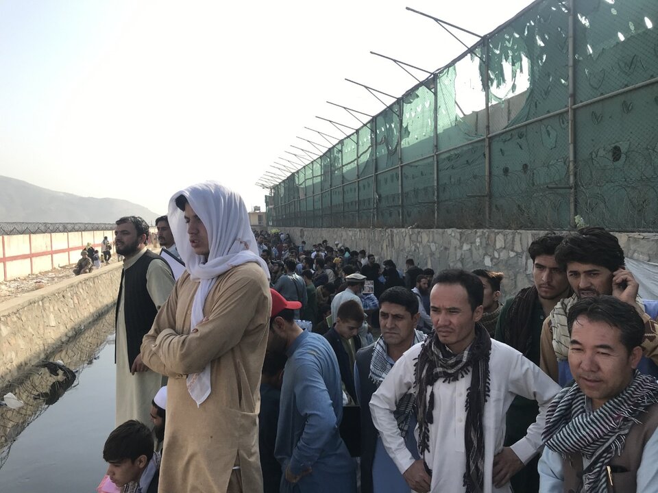 Los talibán prohibieron que los afganos se acerquen al aeropuerto de Kabul