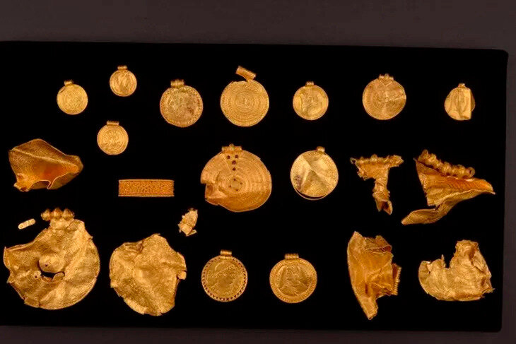 Dinamarca: un arqueólogo aficionado halló 22 piezas de oro del siglo VI