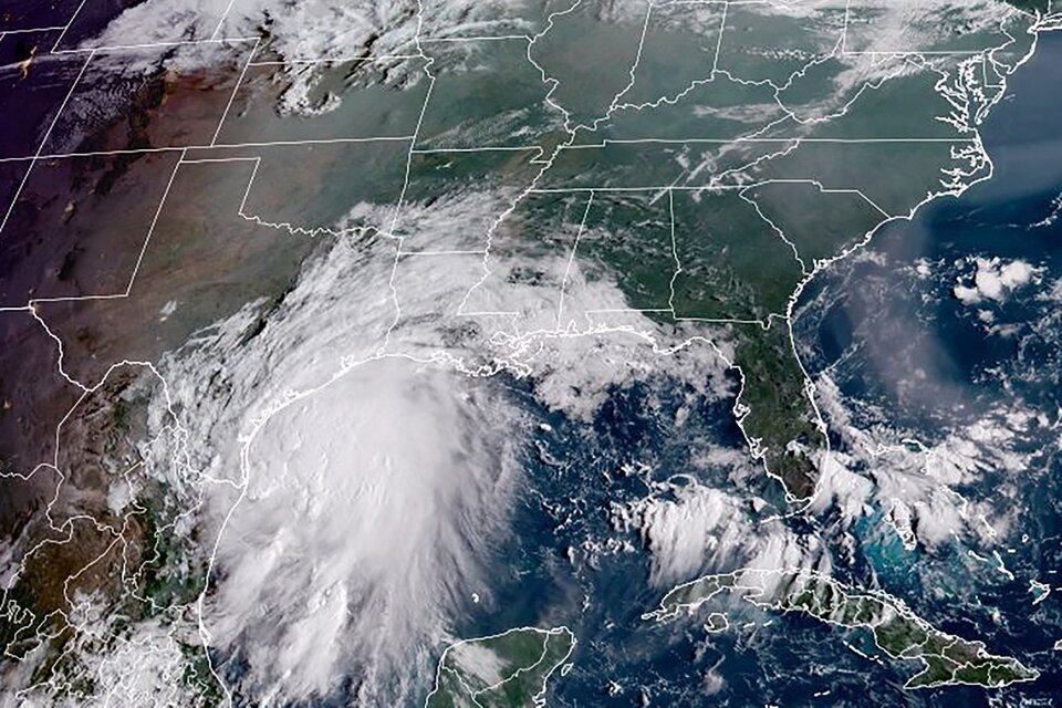 Temen que la tormenta Nicholas se convierta en huracán antes de llegar a Texas
