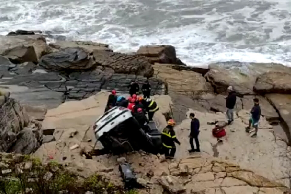 Un auto cayó sobre las rocas en Mar del Plata pero la conductora salió ilesa
