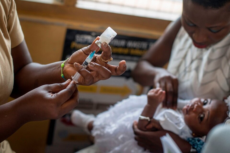La OMS aprobó por primera vez una vacuna contra la malaria 