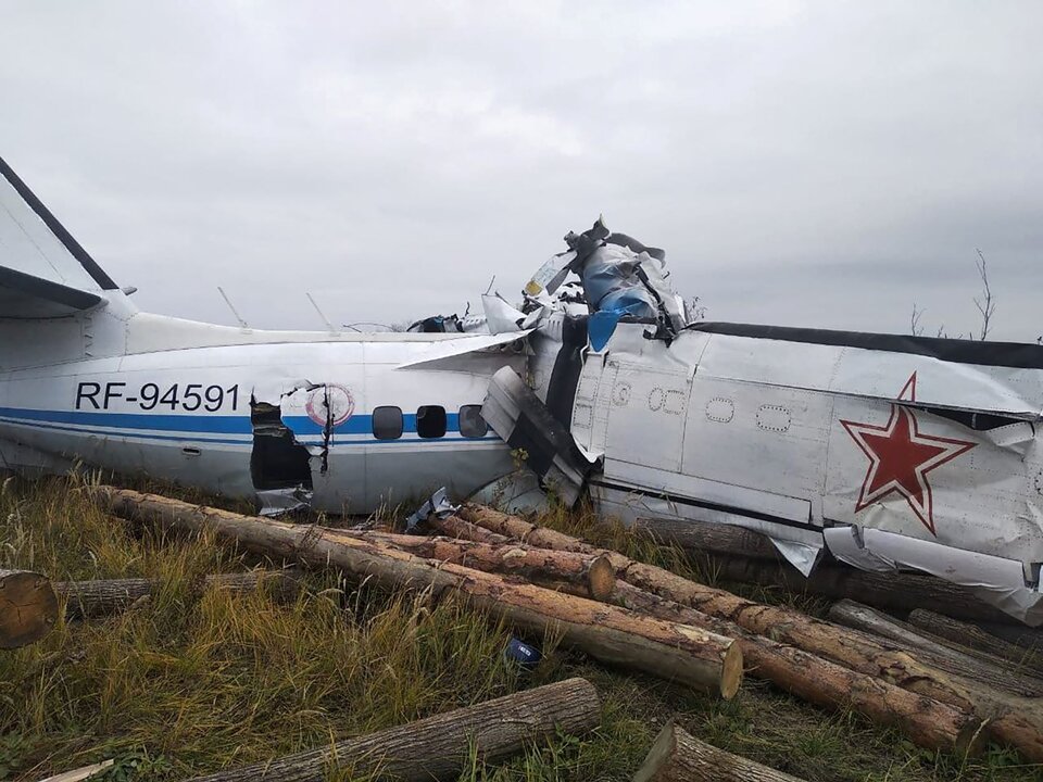 Rusia: mueren al menos 16 personas al estrellarse un avión
