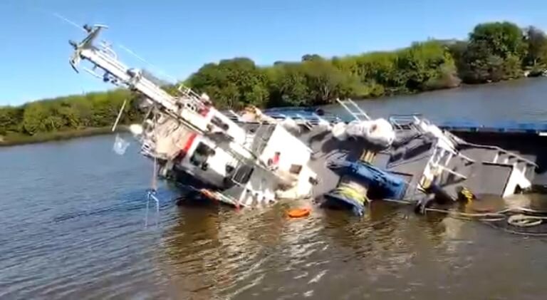 La Plata: un barco remolcador se hundió tras chocar con un buque tanque