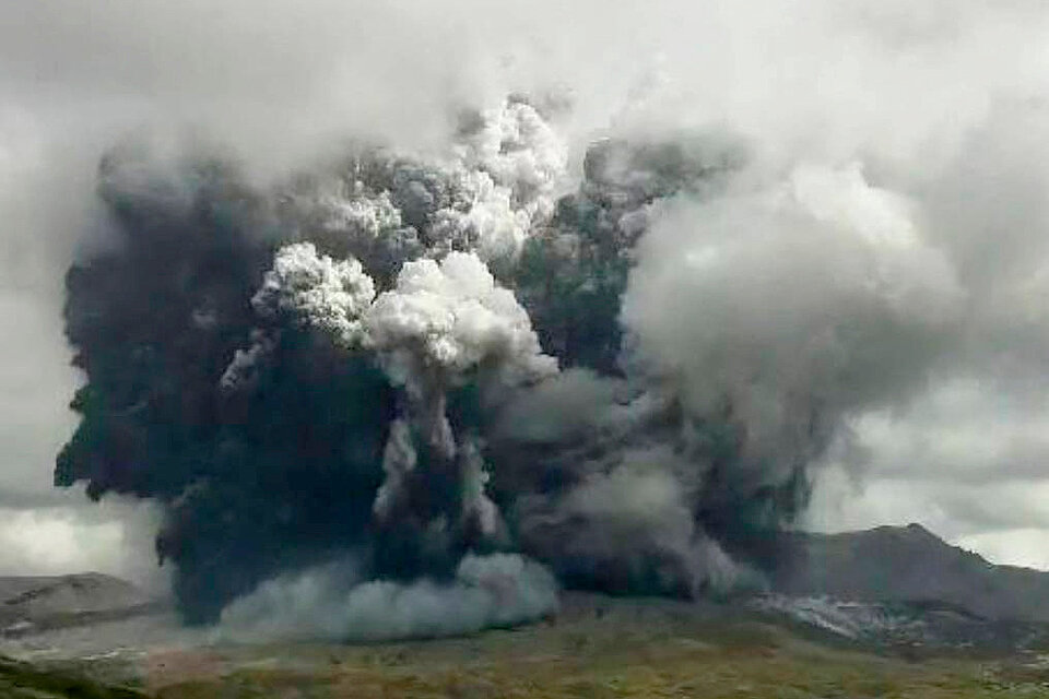 El volcán Monte Aso entró en erupción en Japón