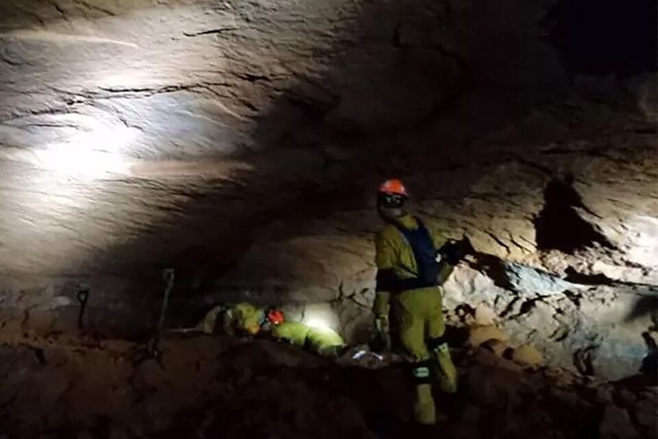 Tres bomberos muertos y seis desaparecidos tras el derrumbe de una gruta