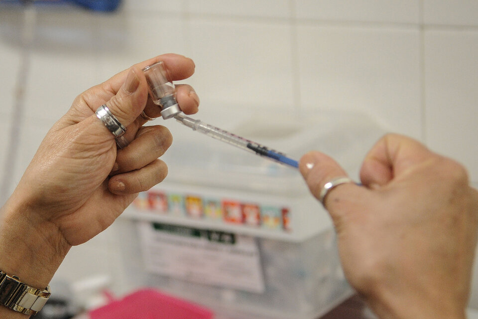 Antivacunas sobornaron a médicos para que les inyecten suero pero terminaron vacunados