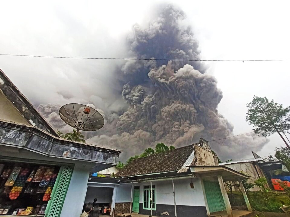 La impresionante erupción de un volcán en la isla de Java