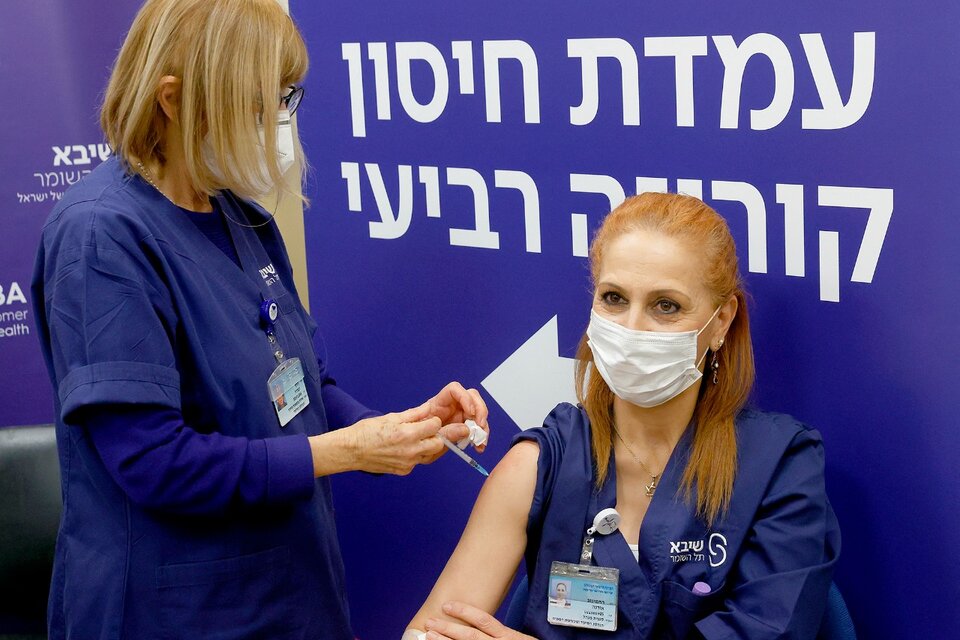 Israel: aplican cuarta dosis anti covid a trabajadores sanitarios para realizar un estudio