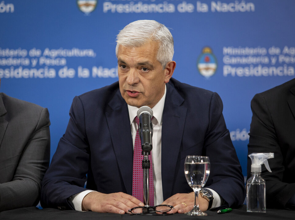 Domínguez dio detalles sobre el aumento de retenciones y la creación del Fondo del Trigo