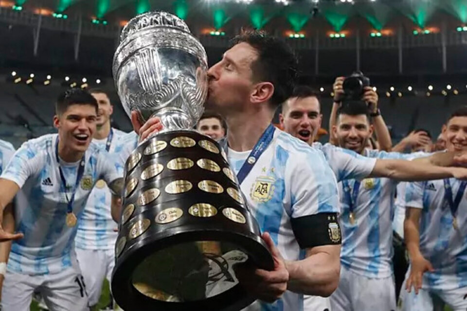 Messi, campeón, levanta y besa la Copa América 2021 en Brasil. EFE