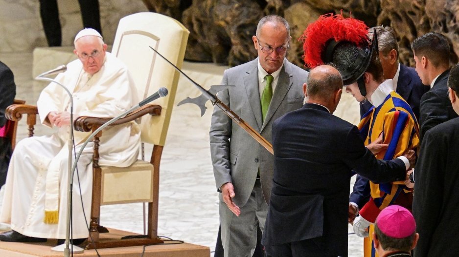 Un miembro de la Guardia Suiza se desmayó frente al Papa Francisco durante una audiencia general 1 615422 afp 0