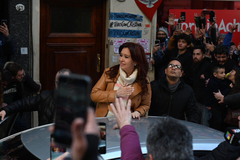 Cristina Kirchner salió este mediodía a saludar a los manifestantes