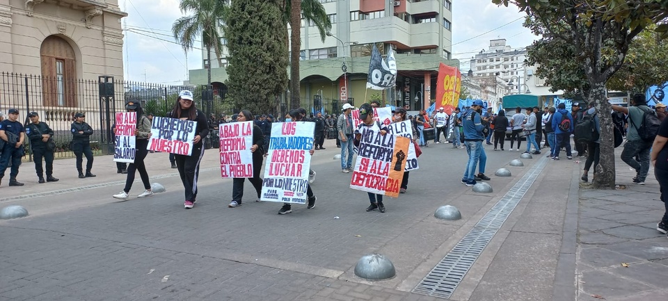 Jujuy: Gerardo Morales obtuvo el aval legislativo para reformar la Constitución 3 655397 jujuy 20reforma 20protesta 20carteles
