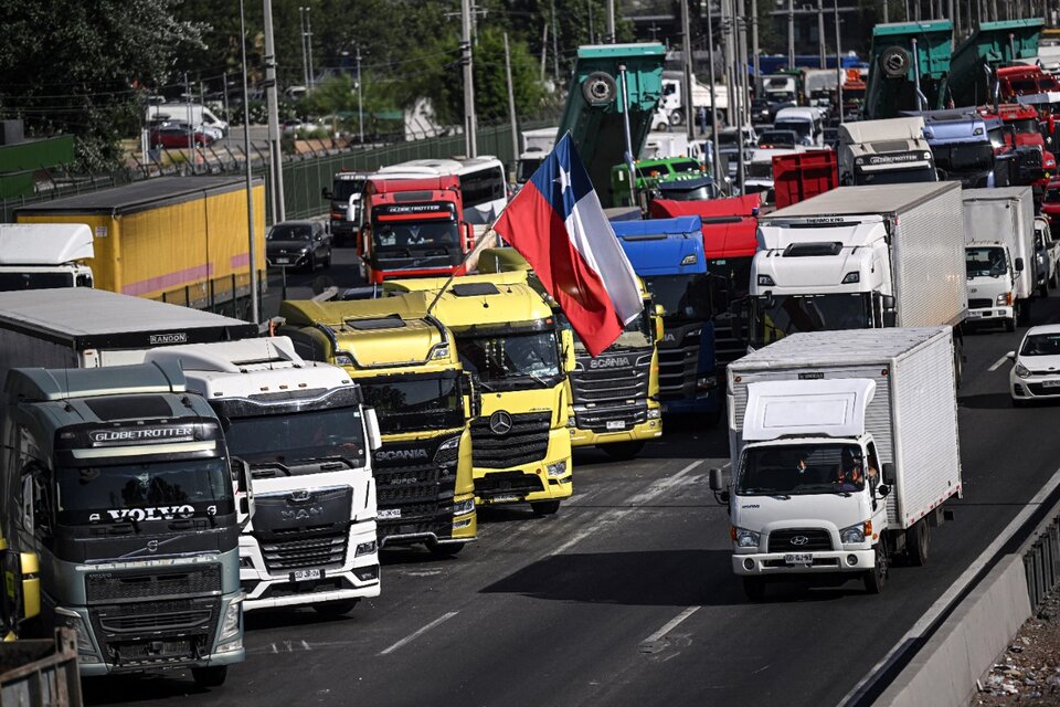 Chile: continúa el paro de camioneros y crece la amenaza de desabastecimiento 