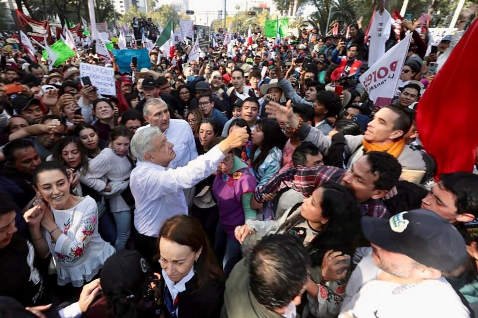 México: López Obrador encabezó una masiva marcha para celebrar el cuarto año de gobierno