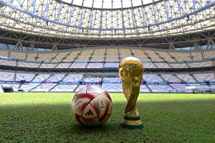 Un diseñador italiano creó el trofeo de la Copa del Mundo que se entrega  este domingo en Doha, Fútbol, Deportes