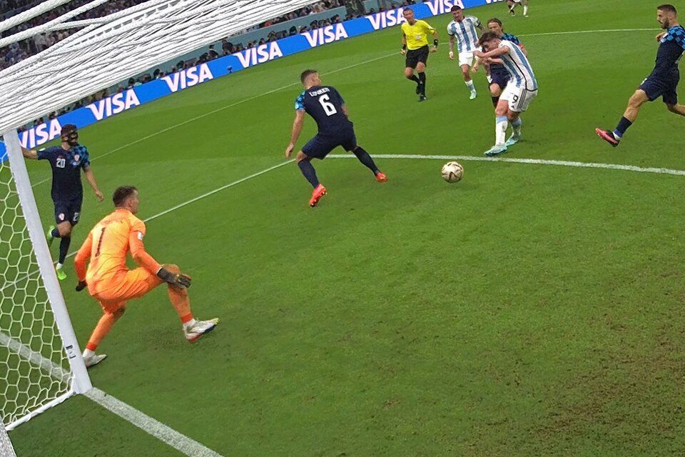 Julián Álvarez lo hizo de nuevo tras una jugada bárbara de Messi y puso el 3-0