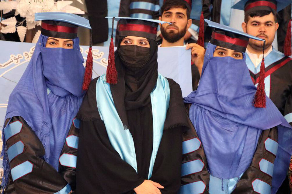 Los talibanes ordenan el veto de mujeres en las universidades del país