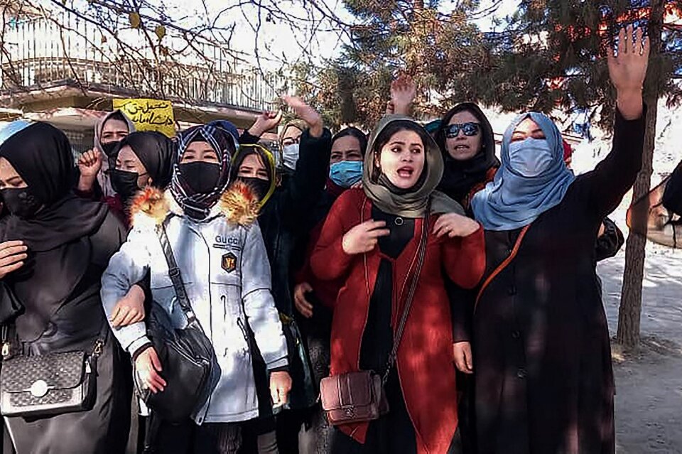 Los talibanes de Afganistán le prohibieron a las mujeres que trabajen para ONGs