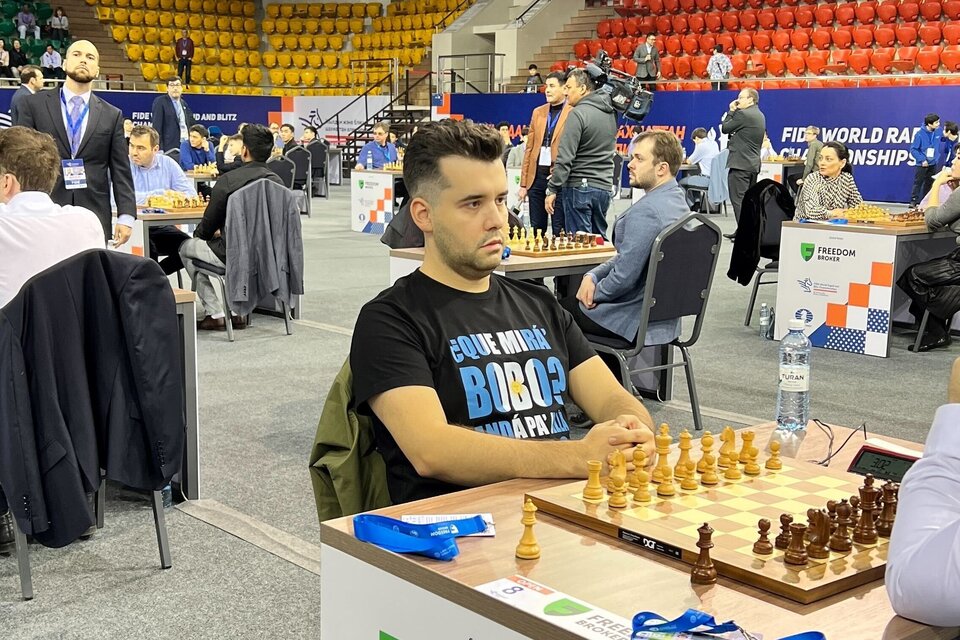 Un ajedrecista ruso fue sancionado por usar una remera con la frase “¿Qué mirá’ bobo?