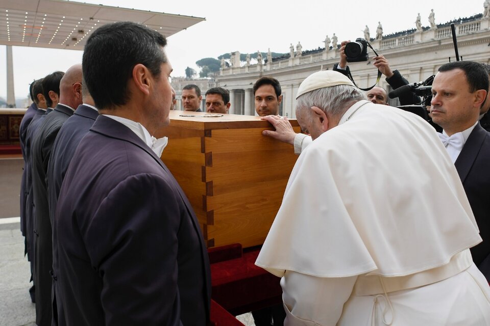 Francisco presidió el funeral de Benedicto XVI