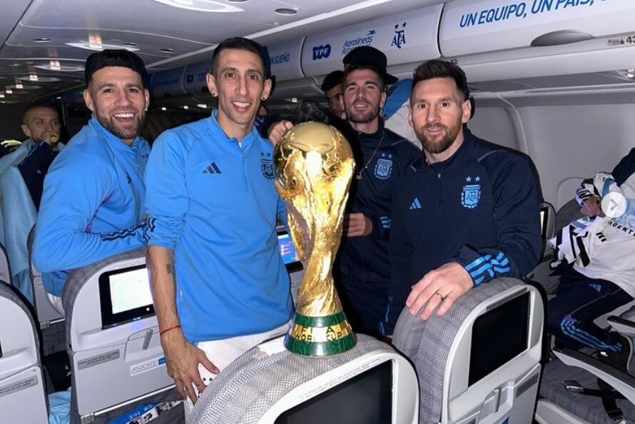 Messi compartió fotos inéditas del regreso a Argentina con la Copa del Mundo