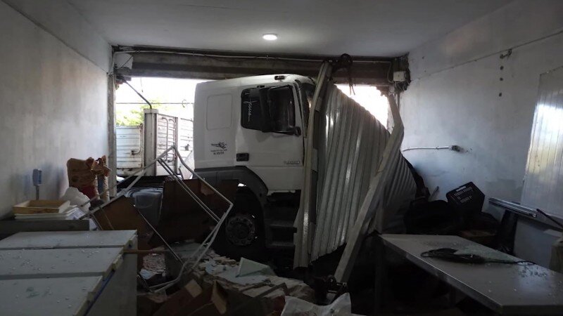 Un camión con acoplado se incrustó en una carnicería en Florencio Varela