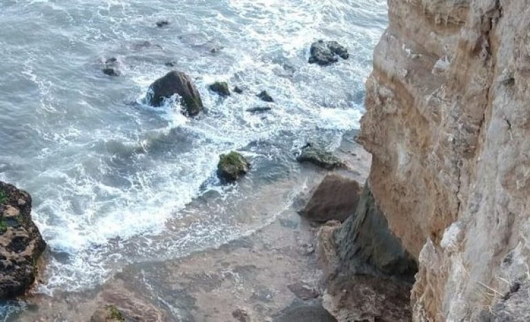 Tragedia en Mar del Plata: murió un turista español al caer de un acantilado de 10 metros