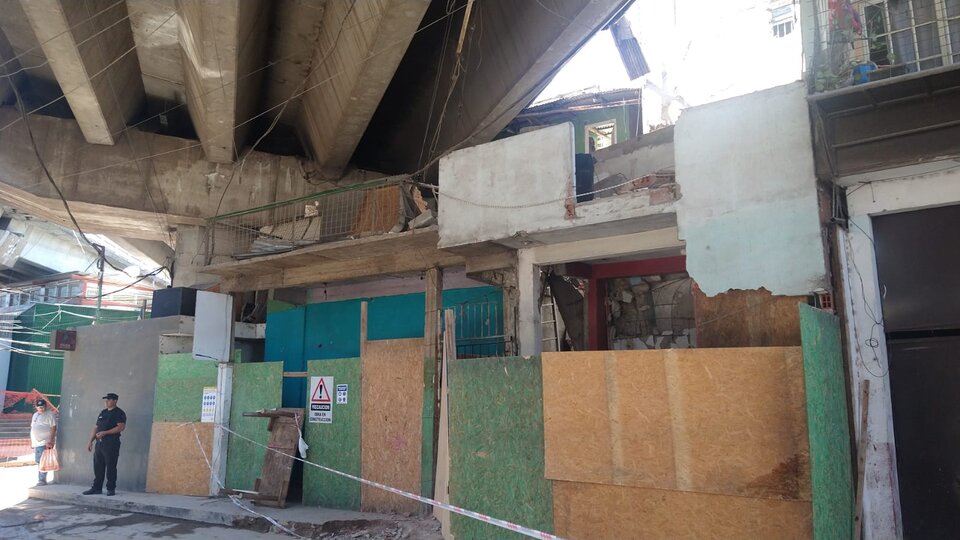Derrumbaron por “error” viviendas en la Villa 31 y más de 30 familias quedaron en la calle  