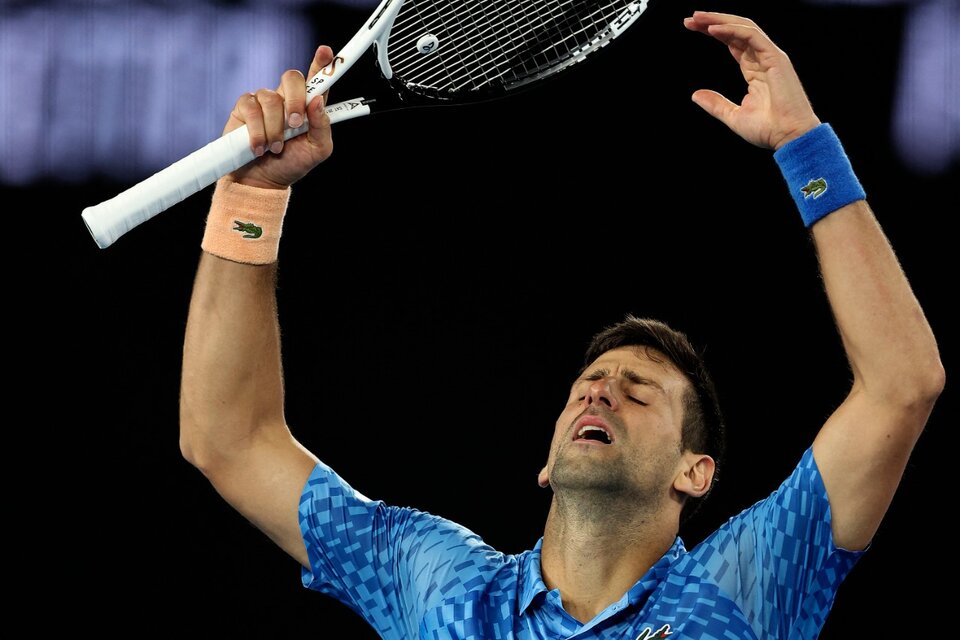 Djokovic sigue adelante en Australia pese a sus problemas musculares