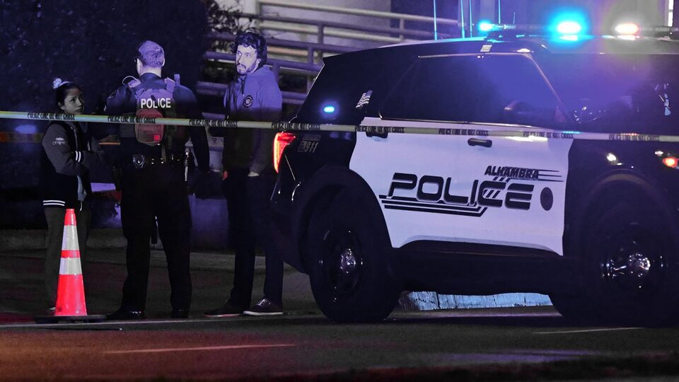 California: un hombre disparó con una ametralladroa y mató al menos a diez personas