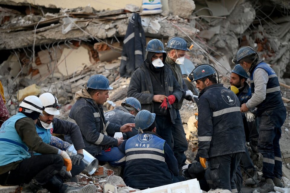 ¿Puede haber aún sobrevientes del terremoto en Turquía y Siria bajo los escombros?