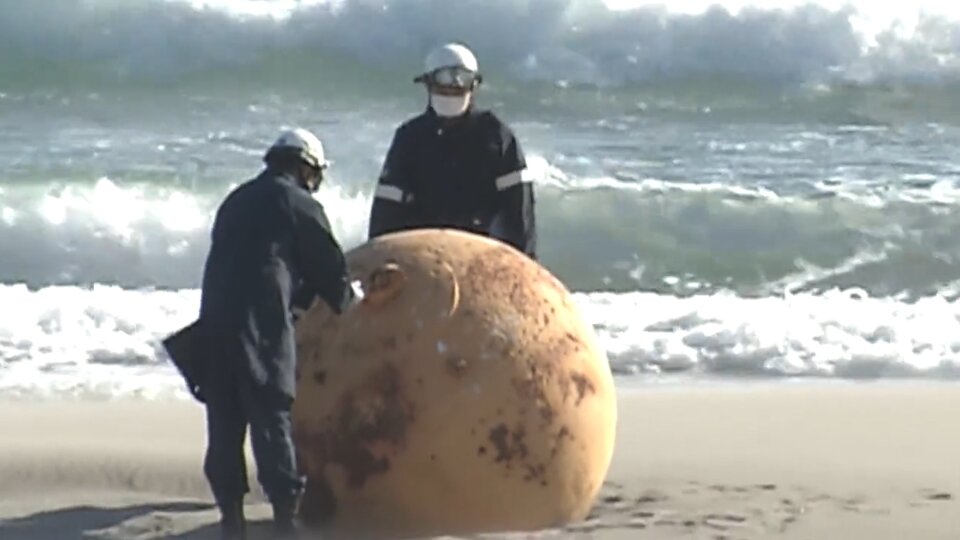 Investigan una misteriosa esfera gigante hallada en una playa de Japón