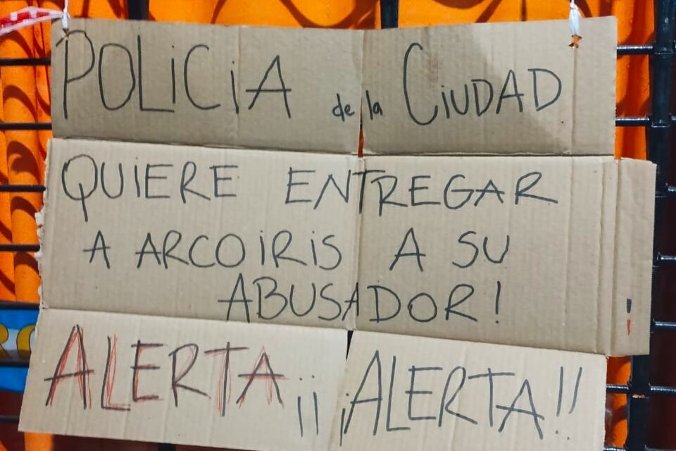 La Policía de la Ciudad irrumpió en la casa de Arcoiris para llevársela a La Rioja