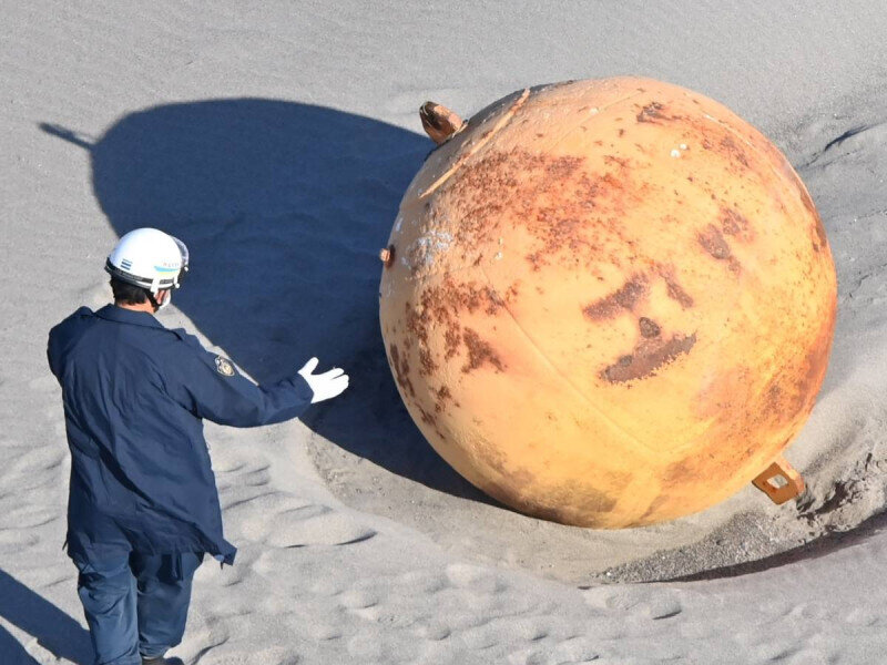 Misterio resuelto: se develó qué era la bola gigante que apareció en el mar de Japón 