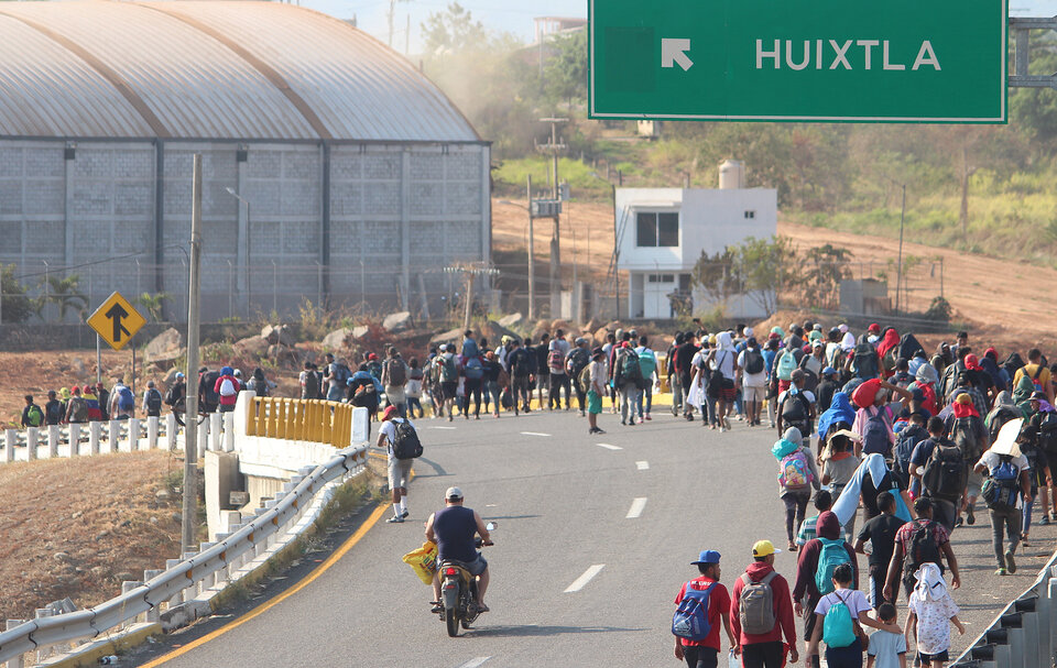 Caravana migrante sigue camino por M xico con el objetivo de