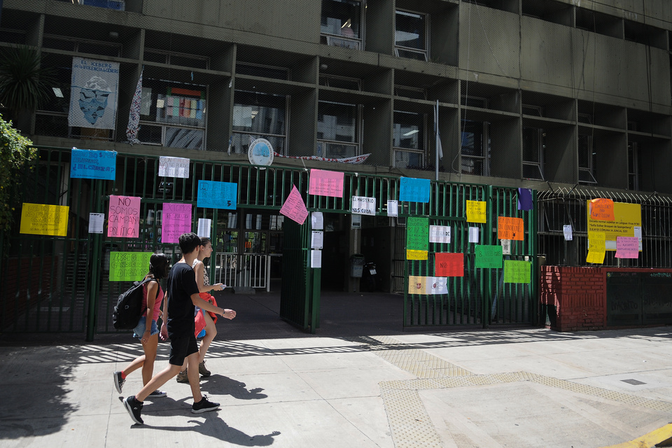 Sentada de estudiantes por los alacranes en el Lengüitas