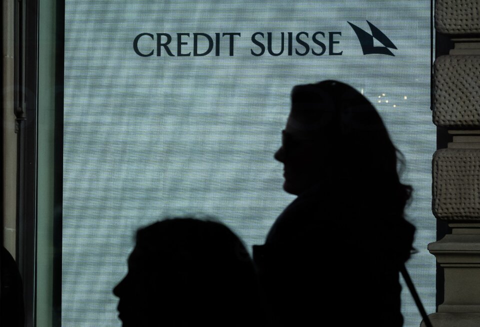 Crisis bancaria: caen las acciones del Credit Suisse y del UBS tras anunciar su fusión