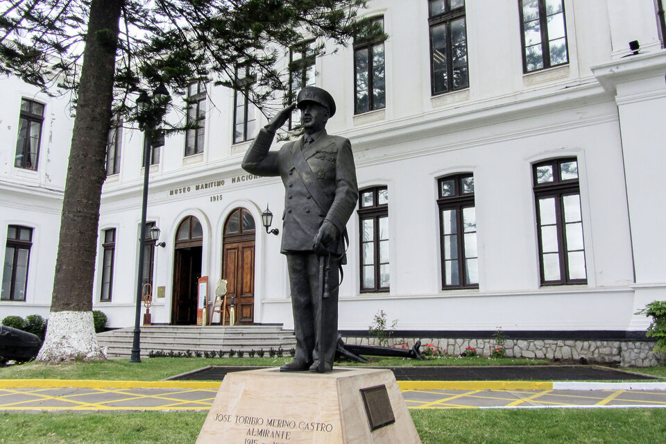 La Justicia ordena a la Armada Chilena retirar imágenes de José Toribio Merino, miembro de la junta