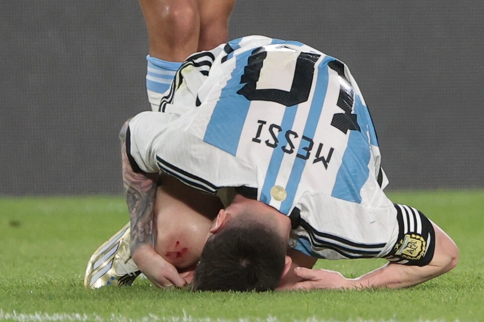 La brutal patada a Lionel Messi que lo dejó con sangre en la rodilla