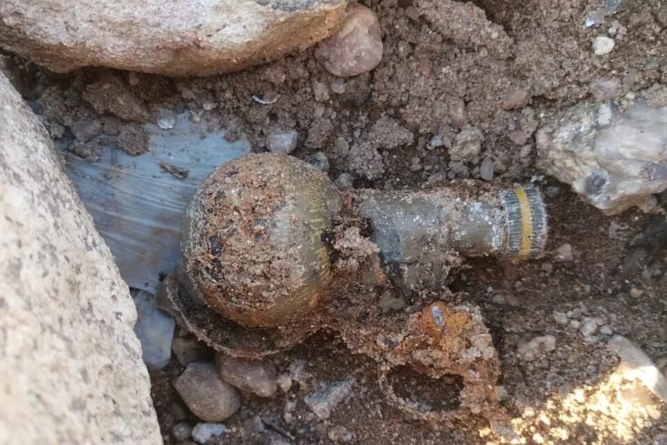 Dos pescadores encontraron una granada de guerra en un dique