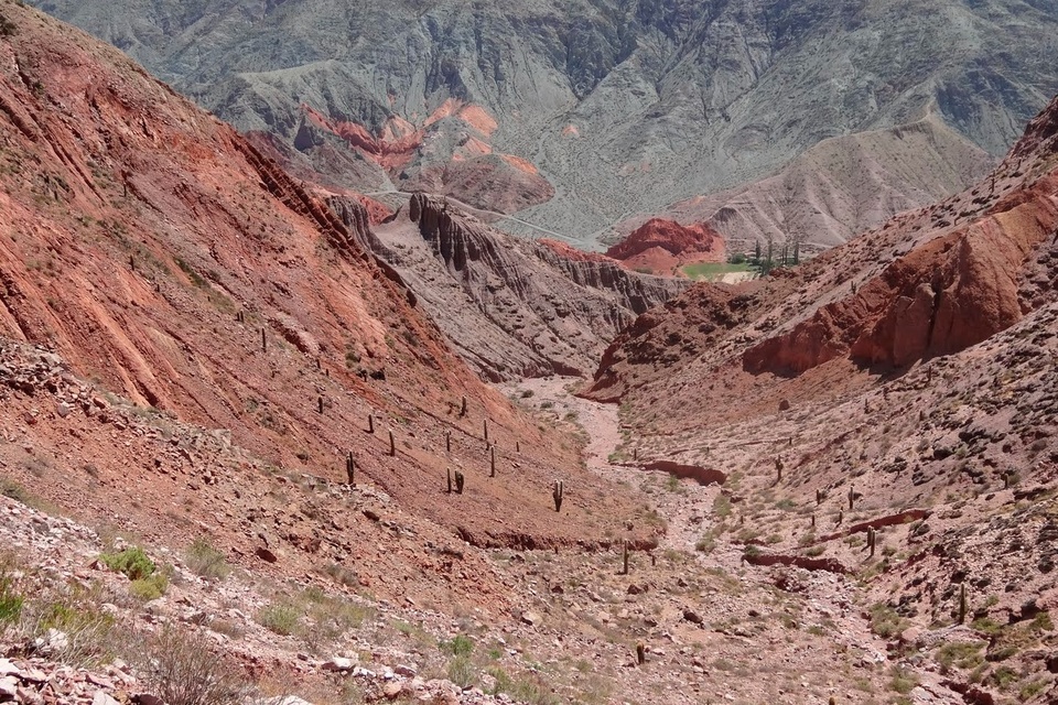 Rescatan a tres turistas que se habían perdido de noche en un cerro de Jujuy