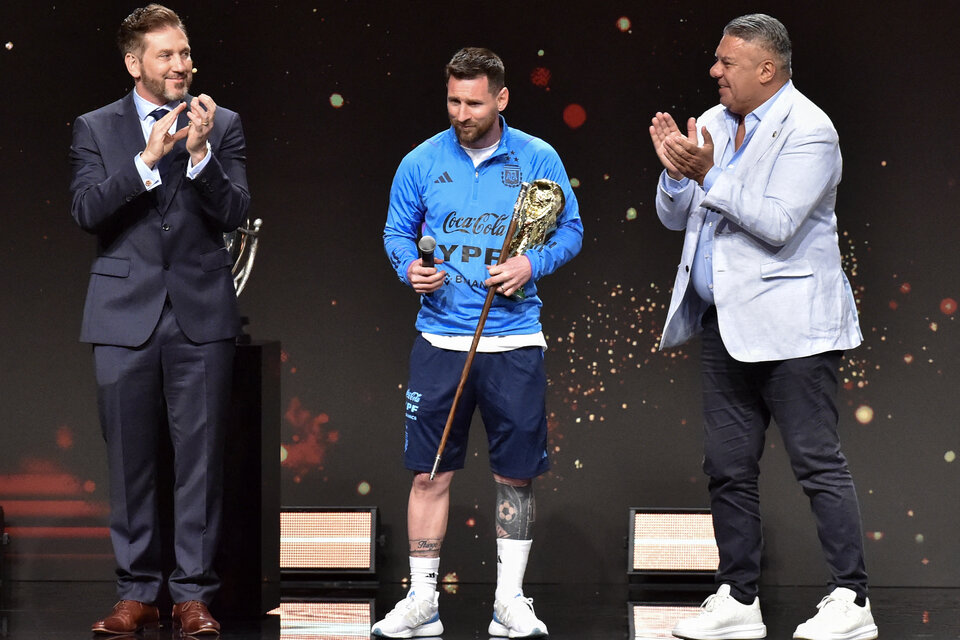 Estatua, bastón y la Copa del Mundo: así fue el homenaje de Conmebol a  Lionel Messi