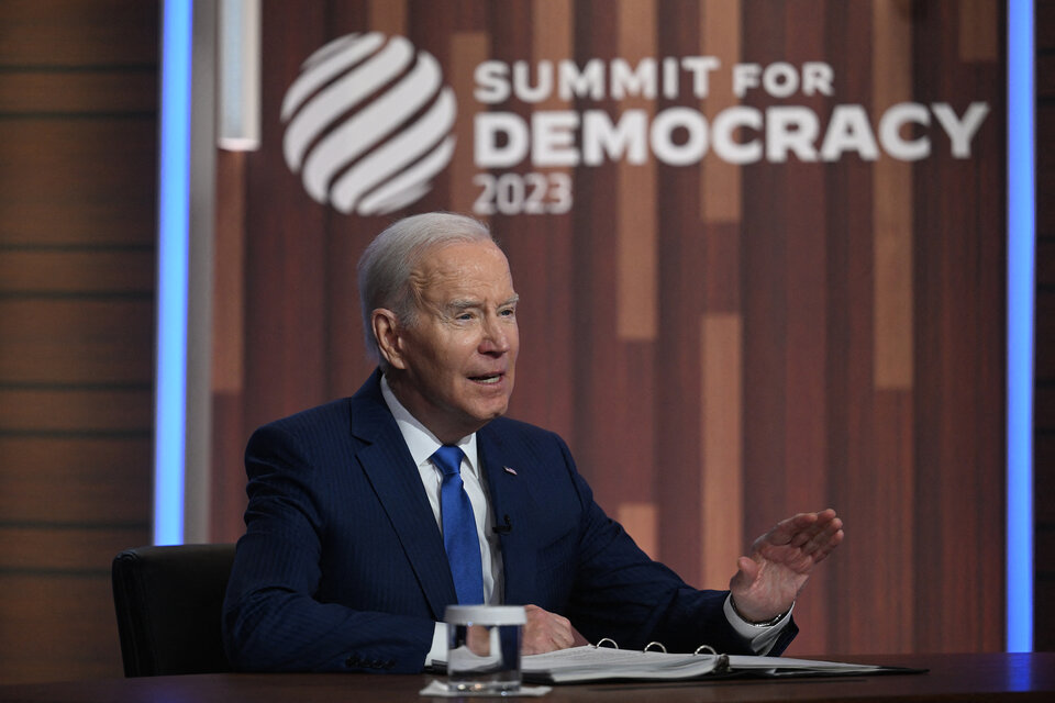 Biden arremetió contra China y Rusia al inaugurar su cumbre sobre democracia