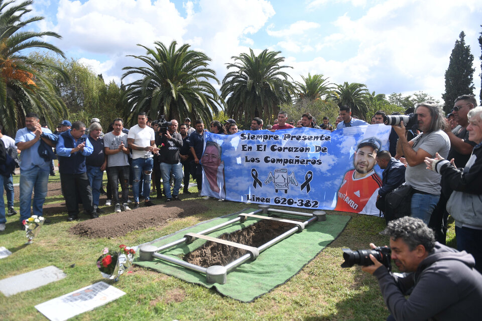 Ante familiares, amigos y compañeros de trabajo inhumaron los restos del chofer asesinado