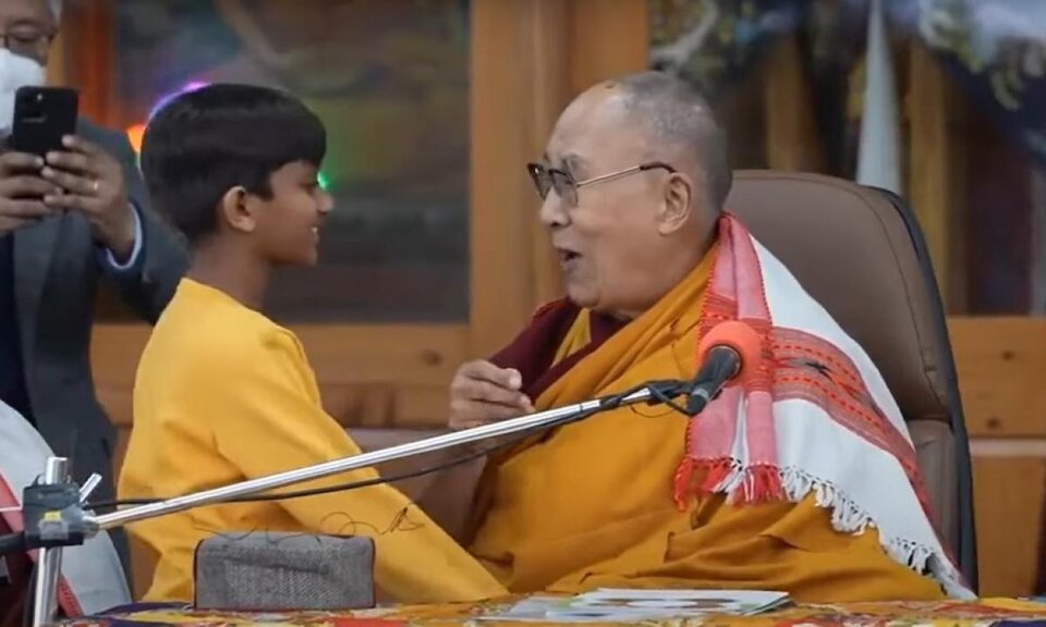 Un video muestra al Dalai Lama besando en la boca a un niño