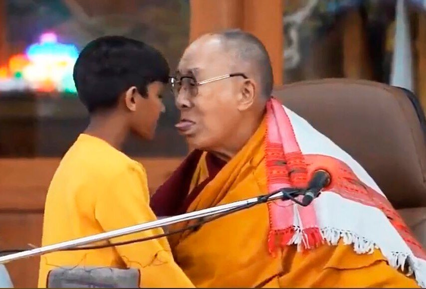 El Dalai Lama pidió disculpas por besar a un niño en la boca y decirle que le chupe la lengua